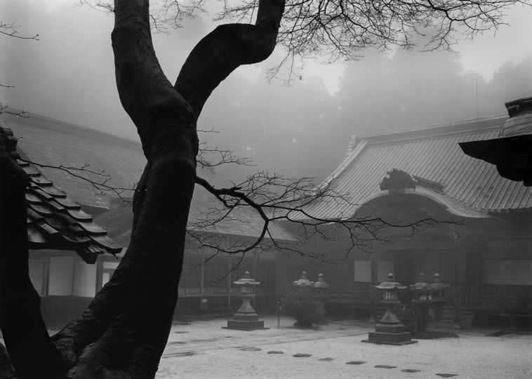 Japan Temple © Paul Caponigro – Courtesy of the Artist and Veritas Editions 