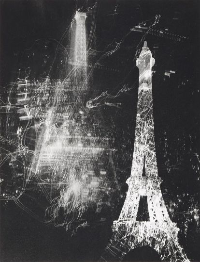La Tour Eiﬀel, 1945, photogramme tirée par l’artiste. 40 x 30 cm © Pierre Jahan - Courtesy Galerie Jean-François Cazeau