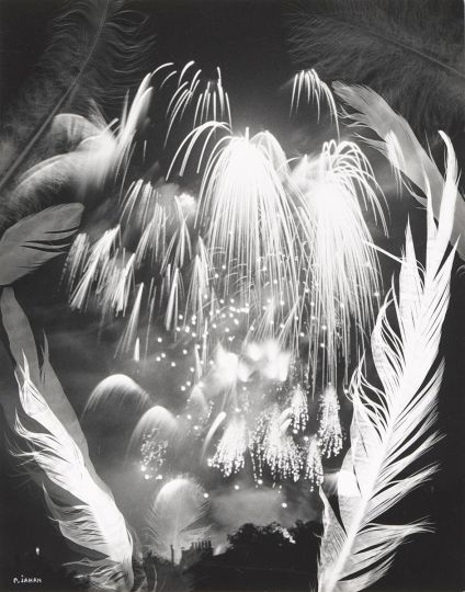 Feux d’artifices, 1951, Photogramme tirée par l’artiste. 35.5 x 28 cm © Pierre Jahan - Courtesy Galerie Jean-François Cazeau