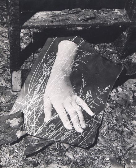 Photographie de l’incendie de l’apartement, 1948. 29 x 24 cm. © Pierre Jahan - Courtesy Galerie Jean-François Cazeau