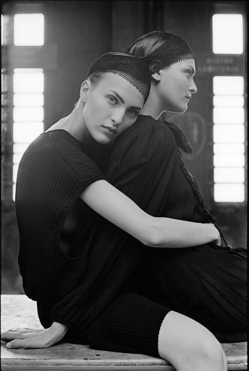 Les Robes Noires [pour Elle] 2001 Tirage sur papier au gélatino-bromure d’argent © Kate Barry - Courtesy Musée Nicéphore Niépce