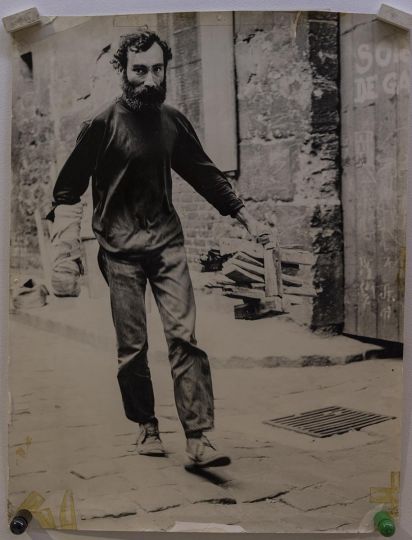 FRANCE. Paris. The sculptor Richard Nonas. 1968 © Harry Gruyaert / Magnum Photos - Courtesy of the artist and LE BAL