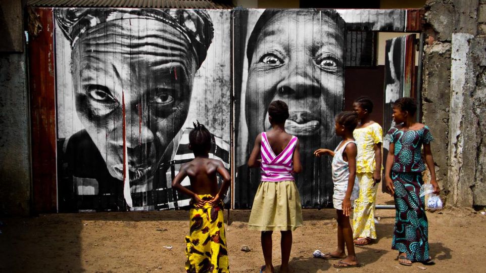 28 Millimètres, Women Are Heroes, Collage dans les rues de Monrovia, in the street of Monrovia, Liberia, 2008 © JR - Courtesy of the artist and Pace Gallery