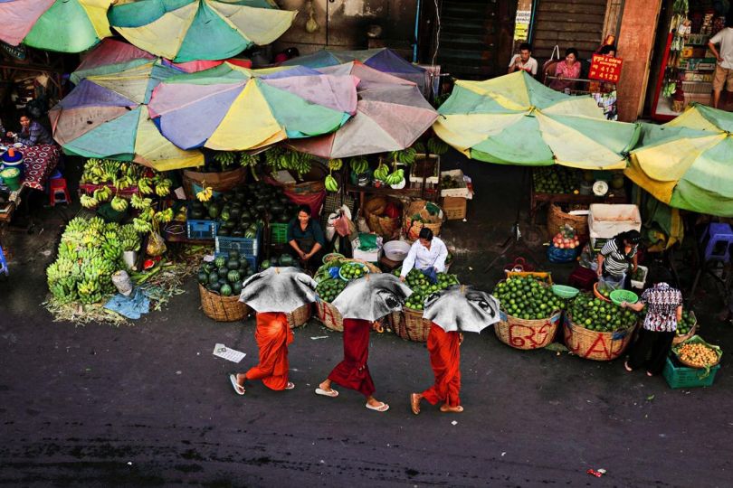 28 Millimètres, Women Are Heroes, Action in Phnom Penh, Umbrellas, Phnom Penh, Cambodge, 2009 © JR - Courtesy of the artist and Pace Gallery