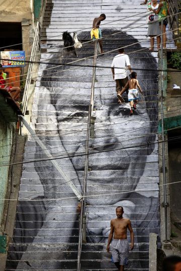 28 Millimètres, Women Are Heroes, Action dans la Favela Morro da Providência, Escalier, close-up, Rio de Janeiro, Brésil, 2008 © JR - Courtesy of the artist and Pace Gallery