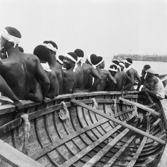 Barnor, Harbor boat race during independence celebrations, Accra Beach, 1957 © James Barnor - Courtesy Detroit Institute of Arts 