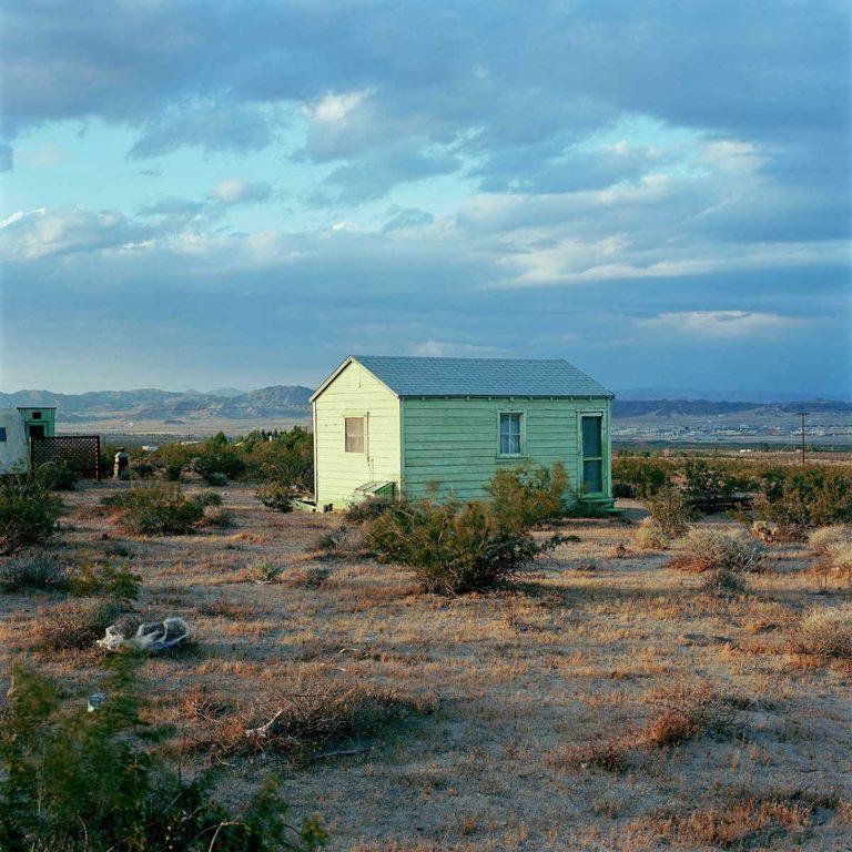 Galerie Yancey Richardson : John Divola : Maisons isolées - Chiens poursuivant ma voiture dans le désert