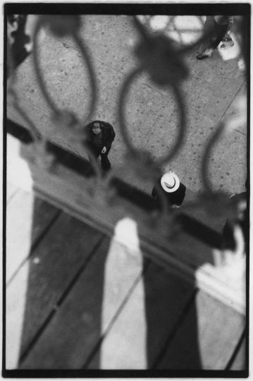Saul Leiter. Depuis l’EI (elevated train line [ligne de train aérien]), vers 1955. Avec l’aimable autorisation de la Saul Leiter Foundation. / Saul Leiter. From the El (elevated train line), circa 1955. Courtesy Saul Leiter Foundation.