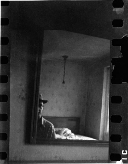 Saul Leiter. Autoportrait, vers 1942. Avec l’aimable autorisation de la Saul Leiter Foundation. / Saul Leiter. Self Portrait, circa 1942. Courtesy Saul Leiter Foundation.
