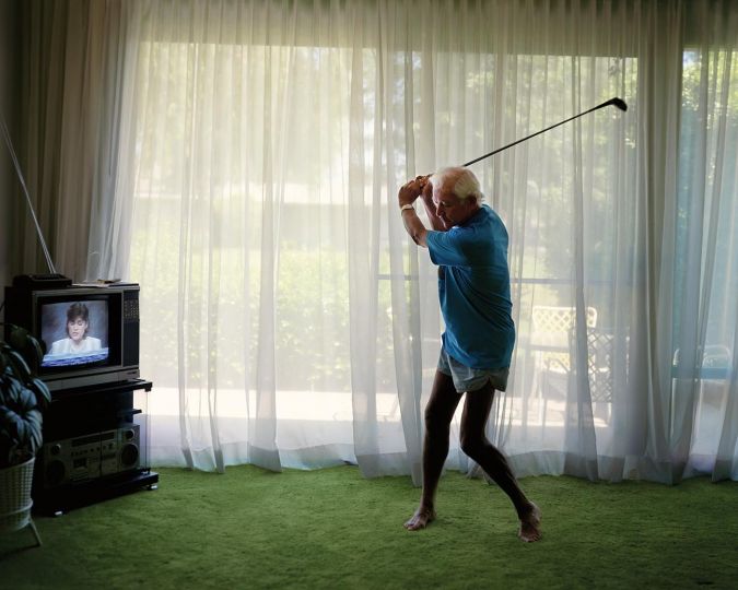 Larry Sultan, Practicing Golf Swing, 1986, from the series Pictures from Home - Courtesy of the artist and Yancey Richardson Gallery 
