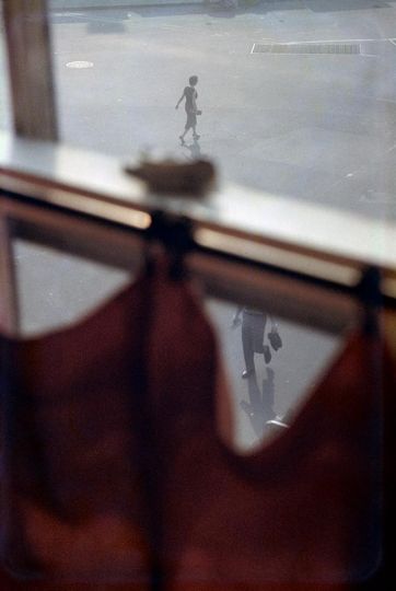 Saul Leiter. Rideau rouge, 1956. Avec l’aimable autorisation de la Saul Leiter Foundation. / Saul Leiter. Red Curtain, 1956. Courtesy Saul Leiter Foundation.