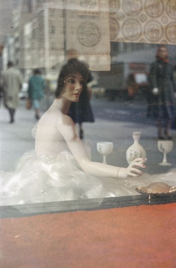 Saul Leiter. Mannequin, vers 1952. © Saul Leiter Fondation, 2023