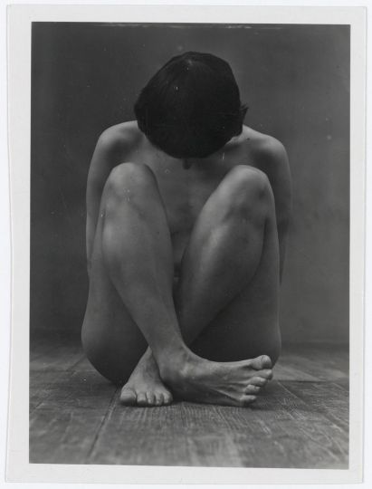 Agnès Varda, Nu, tirage contact, 1954, © Succession Agnès Varda – Fonds Agnès Varda déposé à l’Institut pour la photographie des Hauts-de-France, Lille