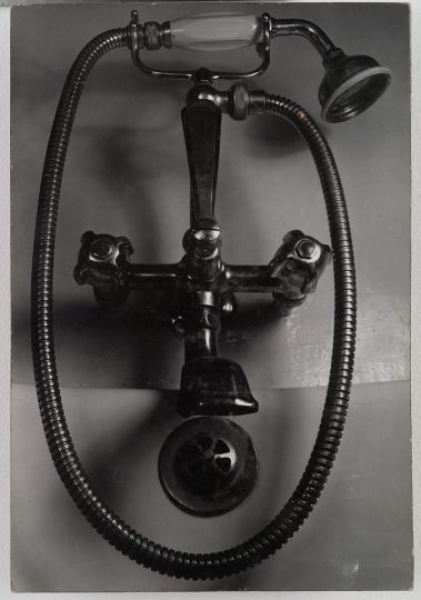 Agnès Varda, Drôle de gueule IV (robinetterie), tirage d’exposition contrecollé sur isorel, vers 1952, © Succession Agnès Varda – Collection Rosalie Varda, courtesy Nathalie Obadia