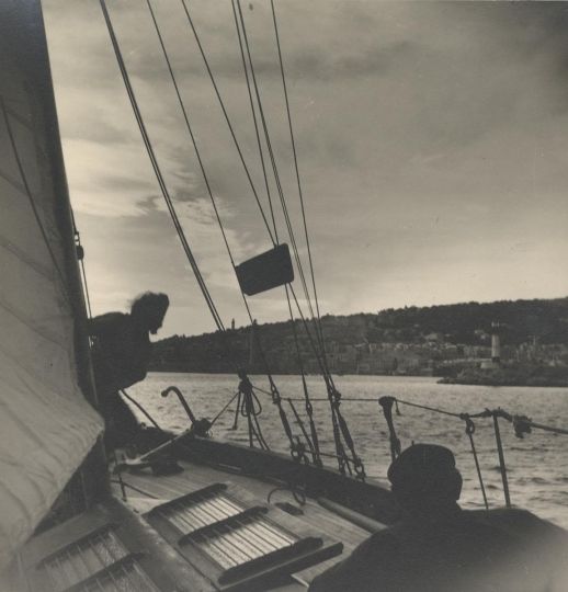 Agnès Varda, Valentine Schlegel et Monsieur Mestres sur le pont d'un voilier, tirage d’époque, 1947-1948, © Succession Agnès Varda – collection Rosalie Varda, Paris.