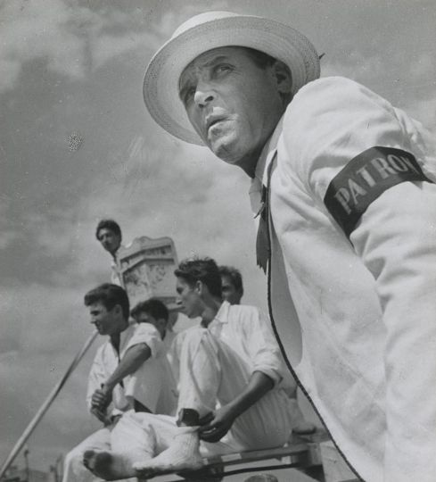 Agnès Varda, Jouteurs embarqués pour un tournoi sur le Canal royal, Sète, tirage d’exposition, été 1952, © Succession Agnès Varda – collection Rosalie Varda, Paris.