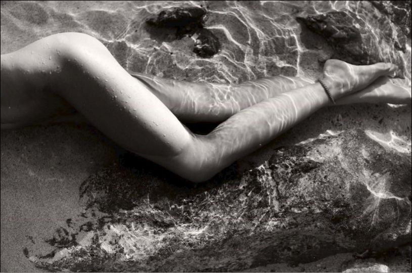 Russell James • Miranda Kerr in the shallows of Honeymoon Beach, Moskito Island - Courtesy A.galerie