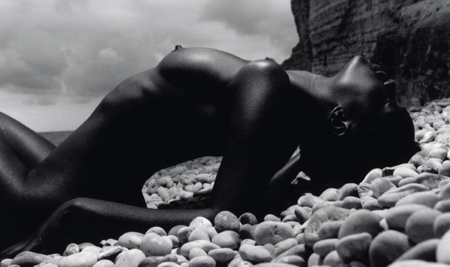 Thierry Le Gouès • Flaunt, Etretat • 1995 - Courtesy A.galerie