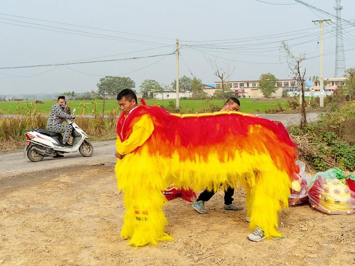 Zhang Xiao, Villagers wearing a lion dance costume for two performers,
Huozhuang Village, Henan Province, 2018; from Community Fire
(Aperture, 2023). © 2023 Zhang Xiao
双人舞狮道具， 河南省霍庄村