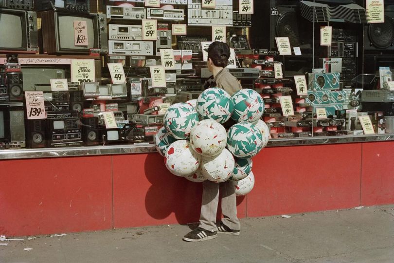 Ballons on Delancey Street, 1986 © Tria Giovan - Courtesy of the artist