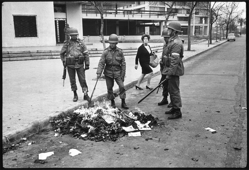 A la suite du coup d'Etat, des soldats brûlent dans les rues les livres interdits par la junte, Santiago, 19 septembre 1973
© David Burnett (Contact Press Images)