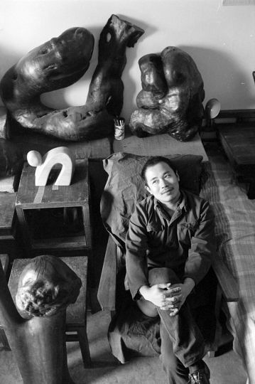 Artist Wang Keping at home studio in Beijing, 1979. © HS Liu