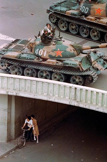China 17-June 1989 couple hiding under the bridge with tanks patrolling above © HS Liu 