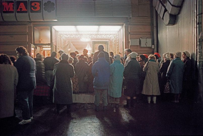 Moscovites queued in early hours before a supermarket, the Soviet economy was in turmoil before the country collapsed after Gorbachev resign, 1991. © HS Liu