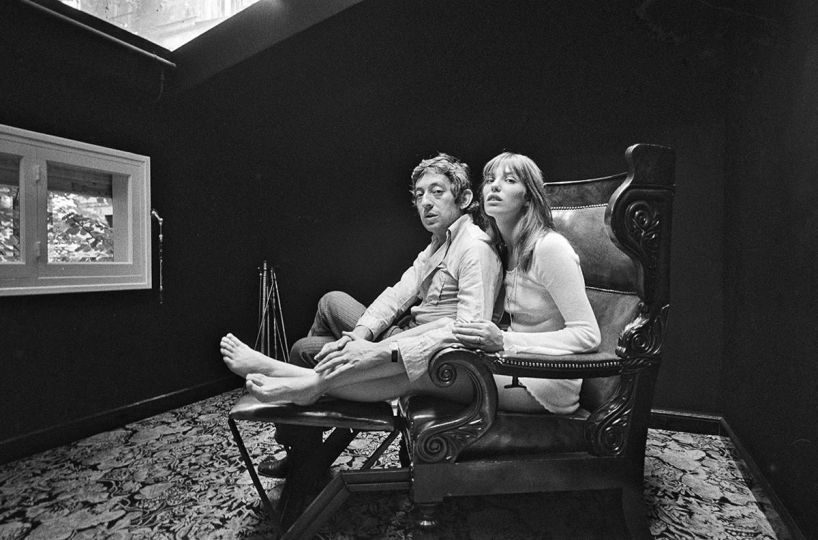 Serge Gainsbourg (1928-1991), chanteur et compositeur français et Jane Birkin (1946-2023), actrice et chanteuse anglaise, dans leur appartement rue de Verneuil. Paris (VIIème arr.), 27 août 1969. © Grassart, André / Fonds France-Soir / BHVP / Roger-Viollet