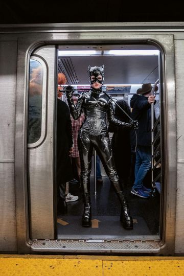 Cat Power © Seymour Licht - Halloween Underground - New York Subway Portraits