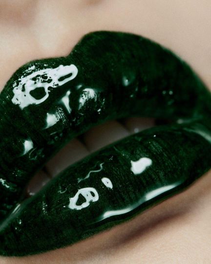 CHARLOTTE WALES [mini title] X BURBERRY BEAUTY S24