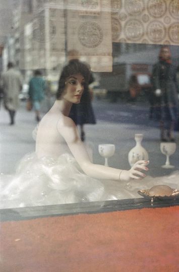 Saul Leiter, Mannequin, vers 1952 © Saul Leiter Fondation, 2023