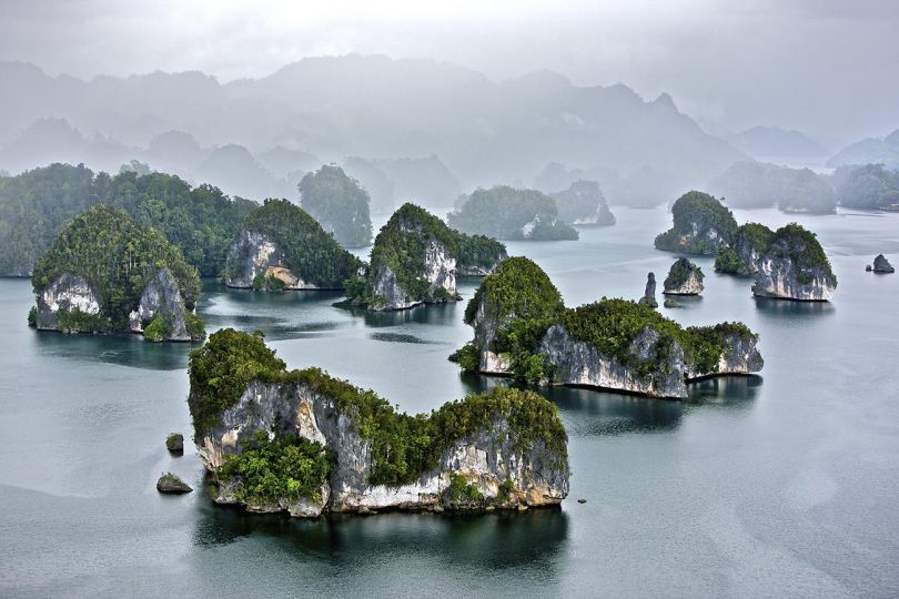 Raja Ampat Islands: Waigeo Island, Kabui Bay, West Papua province, Indonesia (0°19’ S, 130°37’ E)./ Kabui Bay sur l'île de Waigeo, Archipel des Raja-Ampat, Papouasie Occidentale, Indonésie (0°19' S - 130°37' E). © Yann Arthus-Bertrand