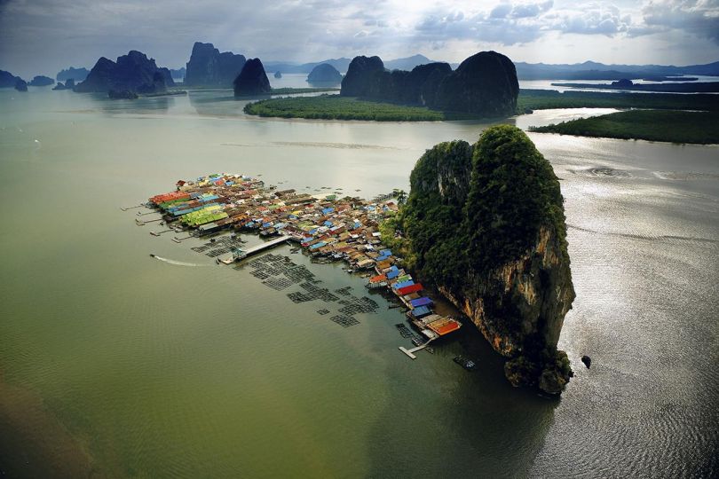 Village of Koh Panyi, Phang-nga Bay Thailand (8°20’ N – 98°30’E). : Village de Koh Pannyi dans la baie de Phang Nga, Thaïlande (8°20’ N – 98 30’ E). © Yann Arthus-Bertrand