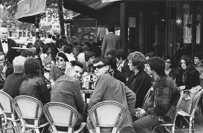 The Sex Pistols and their fans meet
up at The Deux Magots brasserie, the
day after their first gig abroad. Paris,
4th September 1976. © Caroline Coon – From the box set “Punk: A Very Contemporary Significance” – Courtesy of the artist and The Centre for British Photography