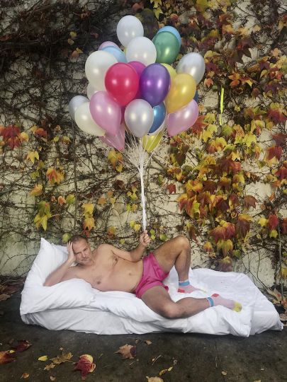 Self-Portrait with pink shorts and balloons, Paris 2017 © Juergen Teller - Courtesy of the artist and the Grand Palais Ephémère