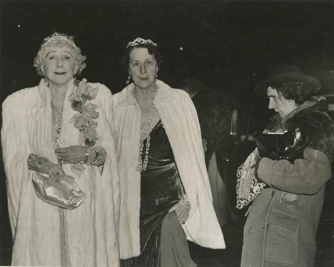 Weegee - The Critic, November 22, 1942 [La Critique, 22 novembre 1942] © International Center of Photography. Collection Friedsam.