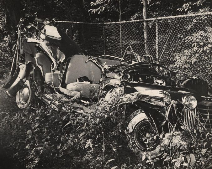 Weegee - Holiday Accident in the Bronx, 1941 [Accident de week-end prolongé dans le Bronx, 1941] © International Center of Photography.