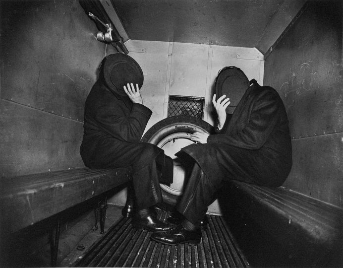Weegee - Charles Sodokoff and Arthur Webber Use Their Top Hats to Hide Their Faces, 1942 [Charles Sodokoff et Arthur Webber se cachent le visage avec leurs chapeaux hauts-de-forme, 1942] © International Center of Photography. Louis Stettner Archives, Paris.