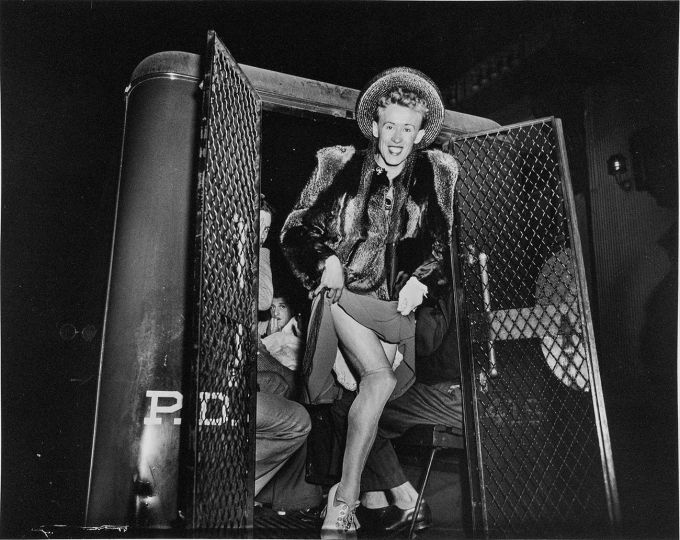 Weegee - Man Arrested for Cross-Dressing, New York, 1939 [Homme arrêté pour travestissement, 1939] © International Center of Photography. Louis Stettner Archives, Paris.
