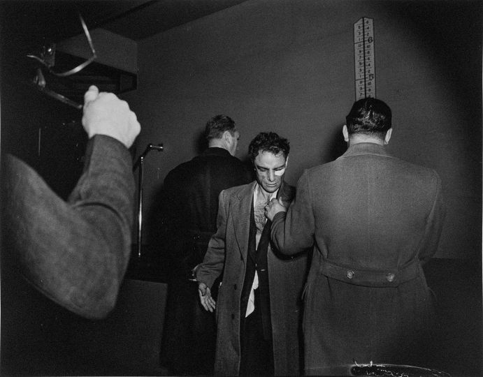 Weegee - Anthony Esposito, Booked on Suspicion of Killing a Policeman, 1941 [Anthony Esposito, soupçonné d’avoir assassiné un agent de police, 1941] © International Center of Photography. Louis Stettner Archives, Paris.
