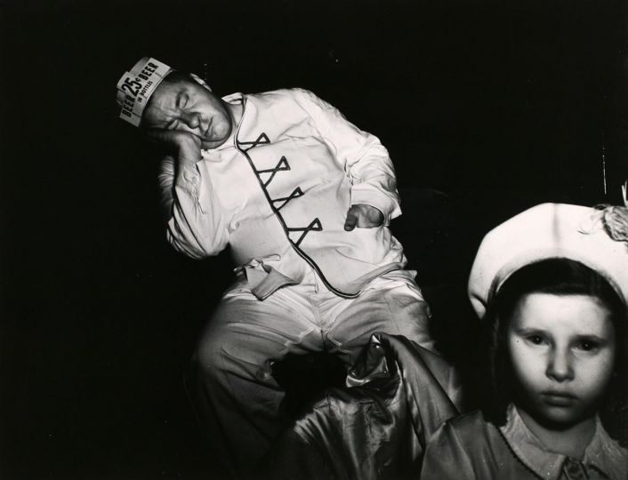 Weegee - Sleeping at the Circus, Madison Square Garden, New York, 1943 [Dormir au cirque, Madison Square Garden, New York, 1943] © International Center of Photography.