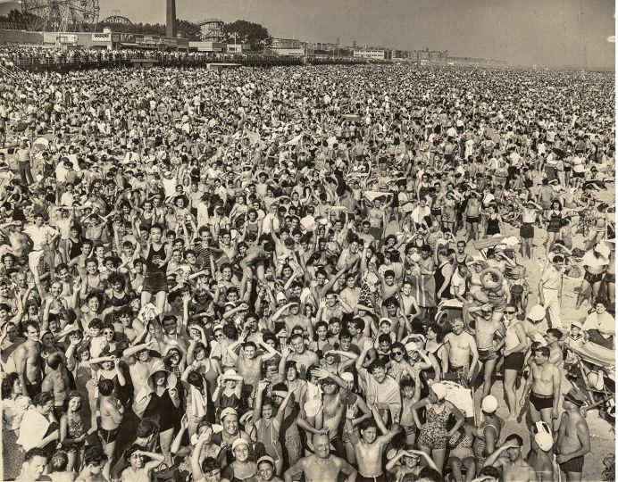 Afternoon Crowd at Coney Island, Brooklyn, 1940 [Foule l’après-midi à Coney Island, Brooklyn, 1940]
© International Center of Photography. Courtesy Galerie Berinson, Berlin.
