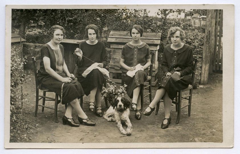 Photographe ambulant non identifié, habitat & jardin, vers 1910-1930.
© Collection Un livre - une image, Paris.
