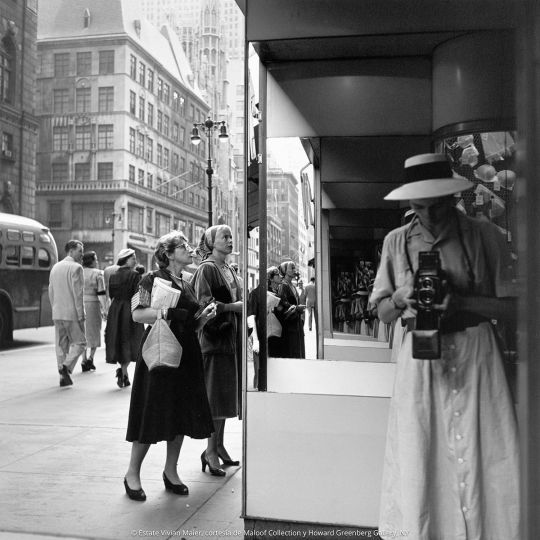 © Estate of Vivian Maier – Courtesy of the Maloof Collection and Howard Greenberg Gallery, NY