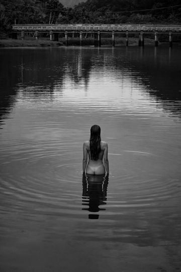 Untitled (Evening Bath II), Waimea, Oahu, 2023 © Olaf Heine - Courtesy of the artist and CAMERA WORK Gallery