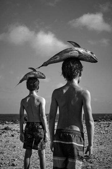 Untitled (Fisherboys), Kahului, Maui, 2023 © Olaf Heine - Courtesy of the artist and CAMERA WORK Gallery