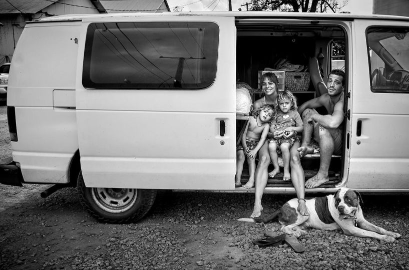 Young Family, Waialua Mill, Oahu, 2022 © Olaf Heine - Courtesy of the artist and CAMERA WORK Gallery