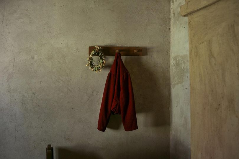 La petite veste rouge, Riga, Lettonie, 2023 © Claudine Doury - Courtesy of the artist and in camera galerie
