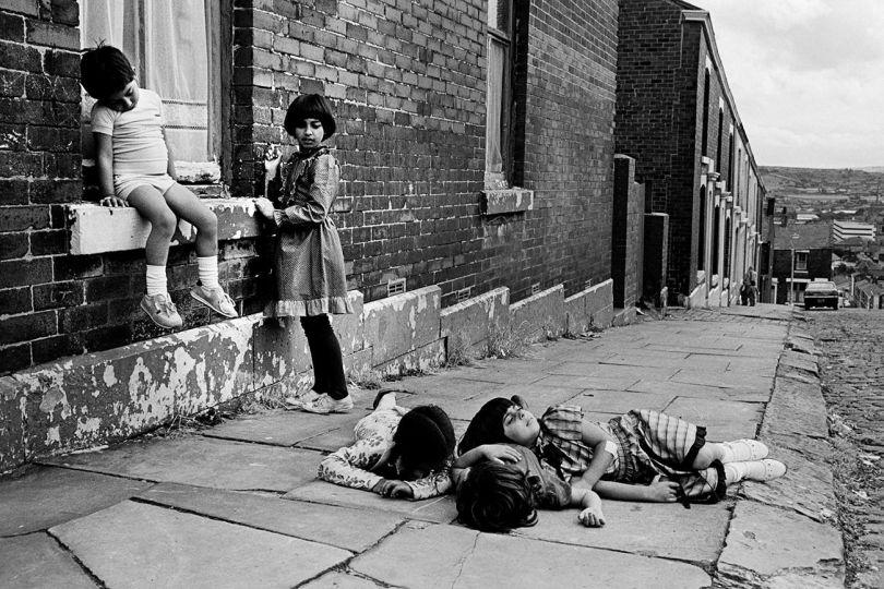 Children playing on street. Blackburn, 1985 © Mark Abrahams - Courtesy of Bluecoat Press